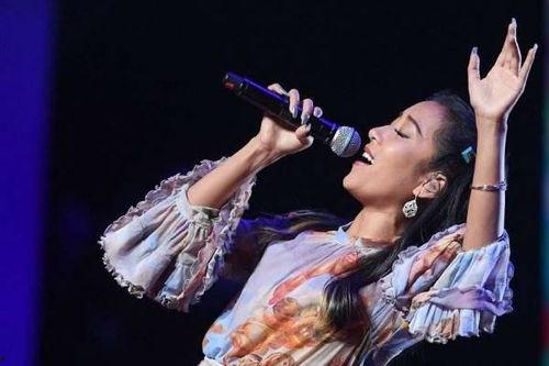 娱乐圈爆料女的戴口罩,神秘女子戴口罩现身，身份之谜引热议